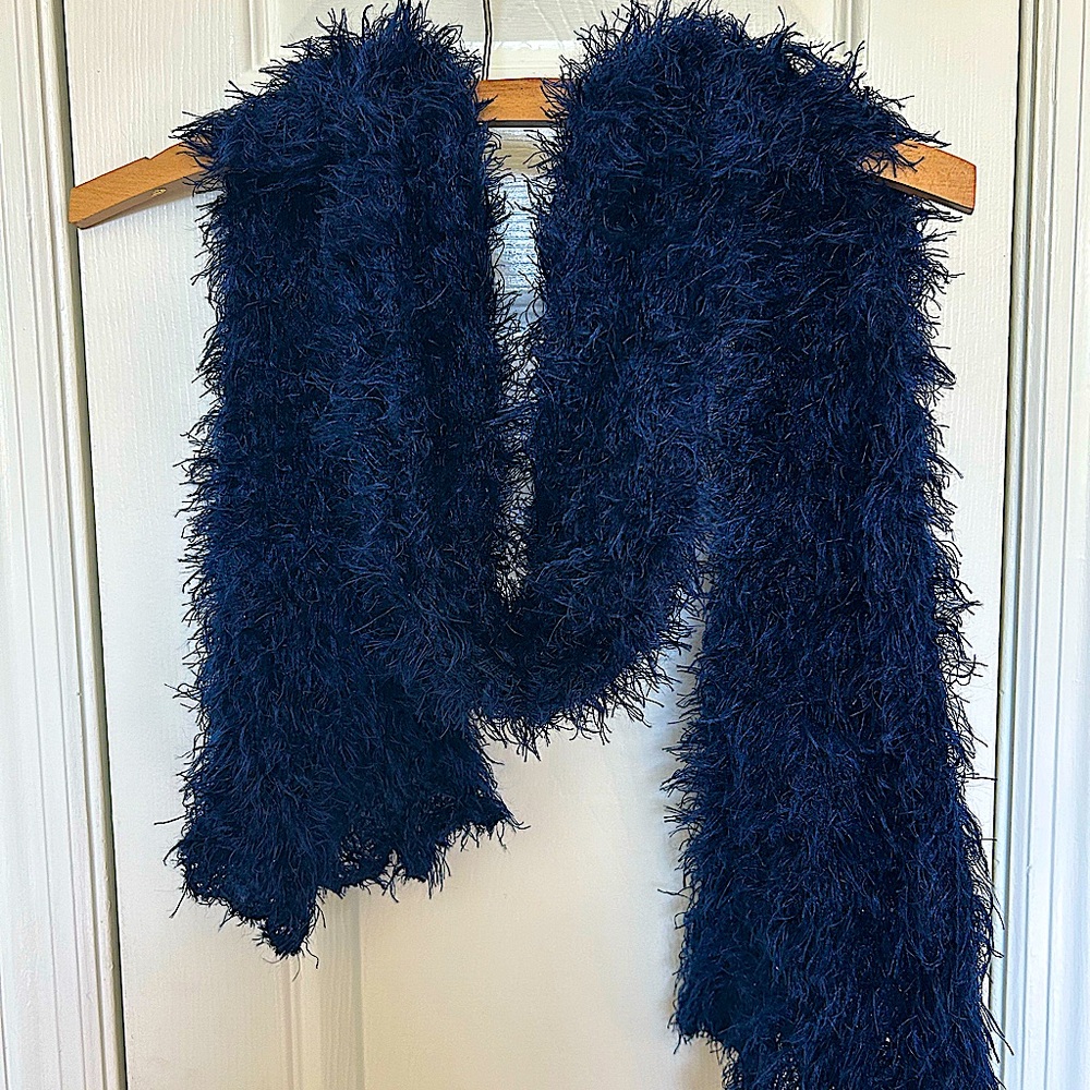 Women’s navy blue scarf, this scarf is pre-owned and is in good condition.